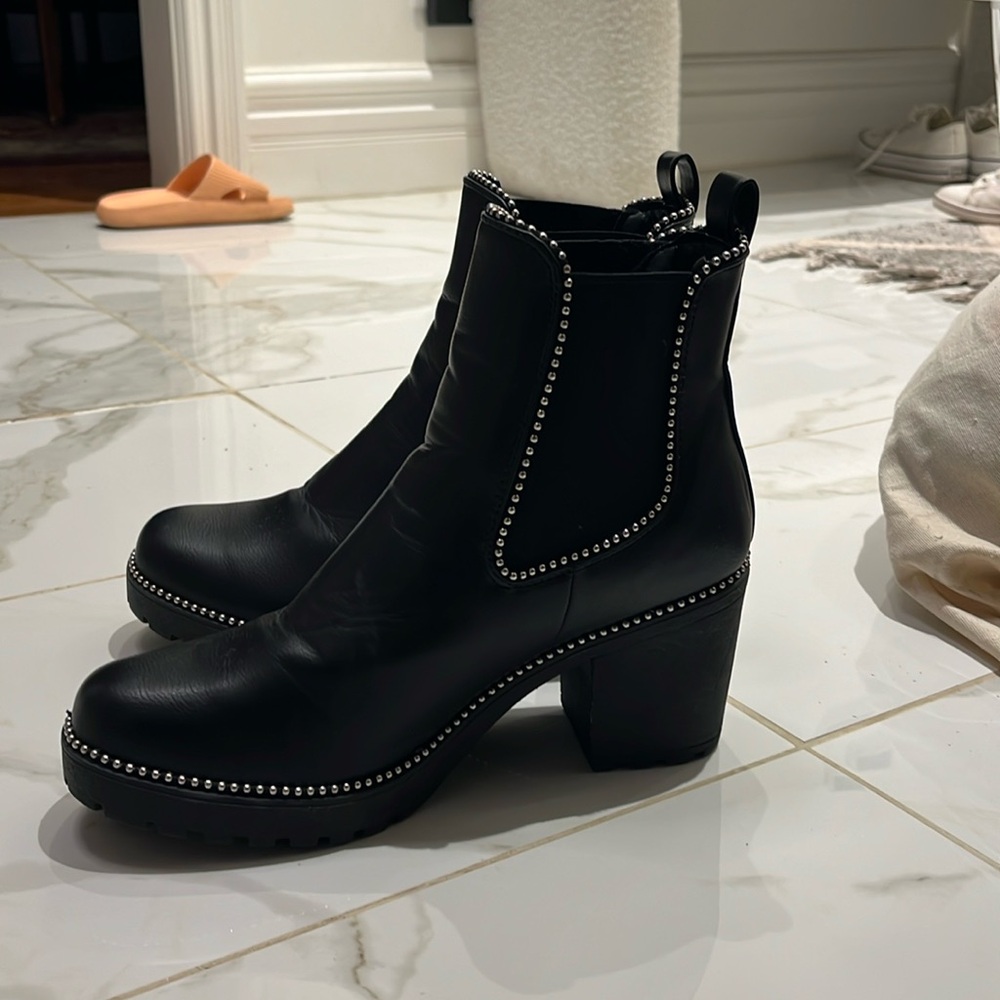 Heeled boots